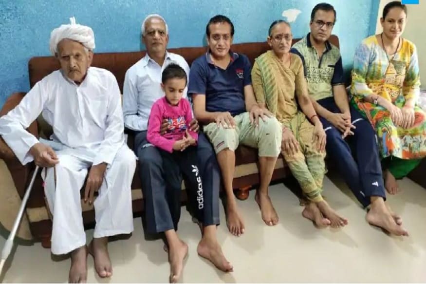 করোনার বিরুদ্ধে বড়সড় জয় পেল গুজরাতের এক পরিবার ৷ একই সঙ্গে ৭ জন করোনার বিরুদ্ধে লড়ে জয় পেয়েচেন যাঁদের মধ্যে আছেন ১০৬ বছরের প্রবীণ সদস্য, সাড়ে তিন বছরের কনিষ্ঠ সদস্য, প্রসূতি নাতনি ৷ দাদু-নাতনি সহ পরিবারের সাতজন সদস্যর করোনা মুক্তি হয়েছে ৷ এই অসাধ্য সাধন হয়েছে আয়ুর্বেদিক ওষুধপত্রেই ৷ সগয়ানি পরিবারের পক্ষ থেকে জানানো হয়েছে করোনা হওয়ার পরে ভাল চিকিৎসা ও মানসিক জোরের ফলেই করোনা মুক্ত হওয়া সম্ভবপর হয়েছে ৷ করোনার বিরুদ্ধে বড়সড় জয় পেল গুজরাতের এক পরিবার ৷ একই সঙ্গে ৭ জন করোনার বিরুদ্ধে লড়ে জয় পেয়েচেন যাঁদের মধ্যে আছেন ১০৬ বছরের প্রবীণ সদস্য, সাড়ে তিন বছরের কনিষ্ঠ সদস্য, প্রসূতি নাতনি ৷ দাদু-নাতনি সহ পরিবারের সাতজন সদস্যর করোনা মুক্তি হয়েছে ৷ এই অসাধ্য সাধন হয়েছে আয়ুর্বেদিক ওষুধপত্রেই ৷ সগয়ানি পরিবারের পক্ষ থেকে জানানো হয়েছে করোনা হওয়ার পরে ভাল চিকিৎসা ও মানসিক জোরের ফলেই করোনা মুক্ত হওয়া সম্ভবপর হয়েছে ৷