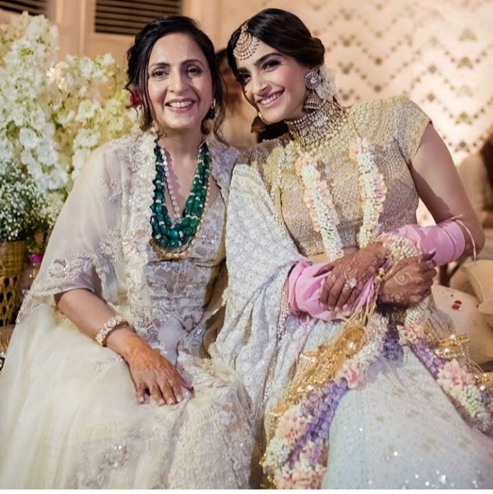 লন্ডনের ধনী ব্যবসায়ী আনন্দ আহুজার সঙ্গে গাঁটছড়া বেঁধেছেন মাসক্কলি গার্ল। মুম্বইয়েই বিয়ের যাবতীয় অনুষ্ঠান সেরেছেন সোনম-আনন্দ। নায়িকার মেকআপ, আউটফিট তাক লাগিয়েছে সকলকে। তবে শো স্টিলার তাঁর ৯০ লাখ টাকার হীরের আংটি। আনন্দের পছন্দ বেশ ভাল বলতেই হয়। লন্ডনের ধনী ব্যবসায়ী আনন্দ আহুজার সঙ্গে গাঁটছড়া বেঁধেছেন মাসক্কলি গার্ল। মুম্বইয়েই বিয়ের যাবতীয় অনুষ্ঠান সেরেছেন সোনম-আনন্দ। নায়িকার মেকআপ, আউটফিট তাক লাগিয়েছে সকলকে। তবে শো স্টিলার তাঁর ৯০ লাখ টাকার হীরের আংটি। আনন্দের পছন্দ বেশ ভাল বলতেই হয়।