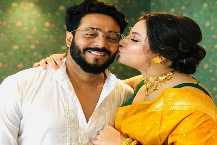 আর কয়েকদিনের মধ্যেই রাজ-শুভশ্রীর সংসারে আসতে চলেছে নতুন সদস্য ৷ আর তা নিয়ে রাজ ও শুভশ্রীর উচ্ছ্বাস দেখার মতাে ৷ তাই তো সব নিয়ম মেনে হয়ে গেল শুভশ্রীর সাধের অনুষ্ঠান ৷ Photo: Instagram আর কয়েকদিনের মধ্যেই রাজ-শুভশ্রীর সংসারে আসতে চলেছে নতুন সদস্য ৷ আর তা নিয়ে রাজ ও শুভশ্রীর উচ্ছ্বাস দেখার মতাে ৷ তাই তো সব নিয়ম মেনে হয়ে গেল শুভশ্রীর সাধের অনুষ্ঠান ৷ Photo: Instagram