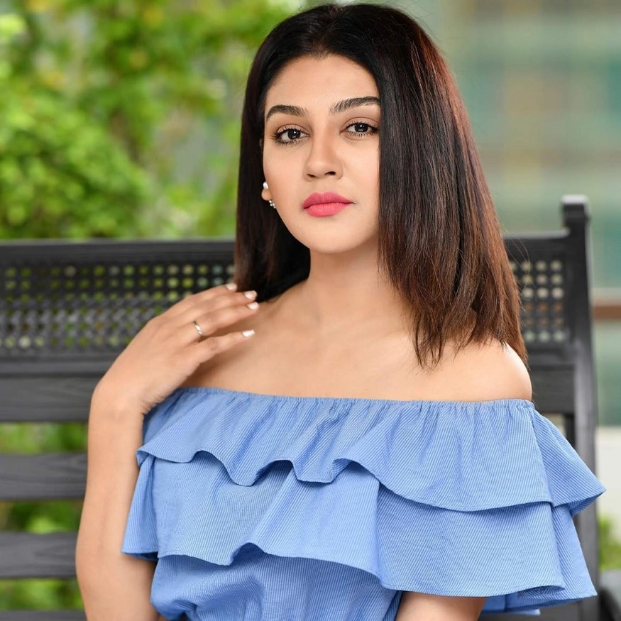 টলিউডের পরিচালক অরিন্দম শীলের পরিচালনায় কলকাতায় জয়ার প্রথম ছবি 'আবর্ত'। এই ছবিতেই তিনি বুঝিয়েছিলেন তাঁর দক্ষতা। photo source Instagram টলিউডের পরিচালক অরিন্দম শীলের পরিচালনায় কলকাতায় জয়ার প্রথম ছবি 'আবর্ত'। এই ছবিতেই তিনি বুঝিয়েছিলেন তাঁর দক্ষতা। photo source Instagram