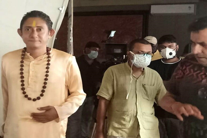 ▪️তবে রবিবার ছিল কাঞ্চনের একটি শ্যুটিং৷ সেটা ক্যানসেল করেননি অভিনেতা৷ বুকে পাথর রেখেই সেই ওয়েব সিরিজের শ্যুটিং-এ ডায়মন্ডহারবার গেলেন কাঞ্চন৷ Photo Courtesy: Facebook ▪️তবে রবিবার ছিল কাঞ্চনের একটি শ্যুটিং৷ সেটা ক্যানসেল করেননি অভিনেতা৷ বুকে পাথর রেখেই সেই ওয়েব সিরিজের শ্যুটিং-এ ডায়মন্ডহারবার গেলেন কাঞ্চন৷ Photo Courtesy: Facebook