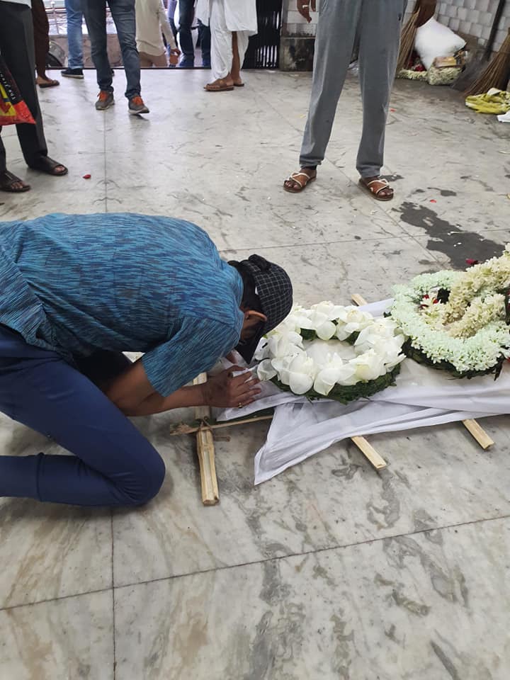 ▪️শনিবার সকাল ১১টা নাগাদ মৃত্যু হয় কাঞ্চনের মায়ের৷ কেওড়াতলা শ্মশানে শেষকৃত্য হয় তাঁর৷ ইন্ডাস্ট্রিতে কাঞ্চনের খুব কাছের বন্ধু অভিনেতা রুদ্রনীল, পরমব্রত সহ অনেকে উপস্থিত ছিলেন৷ Photo Courtesy: Facebook ▪️শনিবার সকাল ১১টা নাগাদ মৃত্যু হয় কাঞ্চনের মায়ের৷ কেওড়াতলা শ্মশানে শেষকৃত্য হয় তাঁর৷ ইন্ডাস্ট্রিতে কাঞ্চনের খুব কাছের বন্ধু অভিনেতা রুদ্রনীল, পরমব্রত সহ অনেকে উপস্থিত ছিলেন৷ Photo Courtesy: Facebook