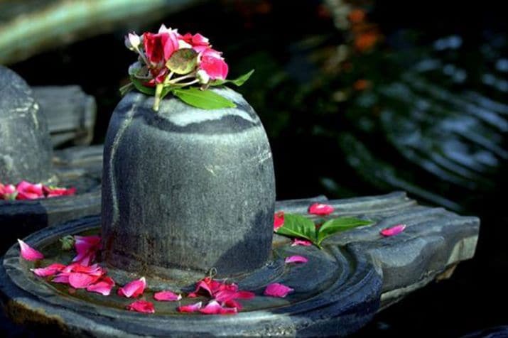 • সোমবার শিবের মাথায় বেল পাতা দিন। বেলপাতা শিবের মাথায় দেওয়ার আগে ভাল করে জলে ধুয়ে নিন। তারপর গঙ্গা জল দিয়ে শুদ্ধ করুন। • সোমবার শিবের মাথায় বেল পাতা দিন। বেলপাতা শিবের মাথায় দেওয়ার আগে ভাল করে জলে ধুয়ে নিন। তারপর গঙ্গা জল দিয়ে শুদ্ধ করুন।