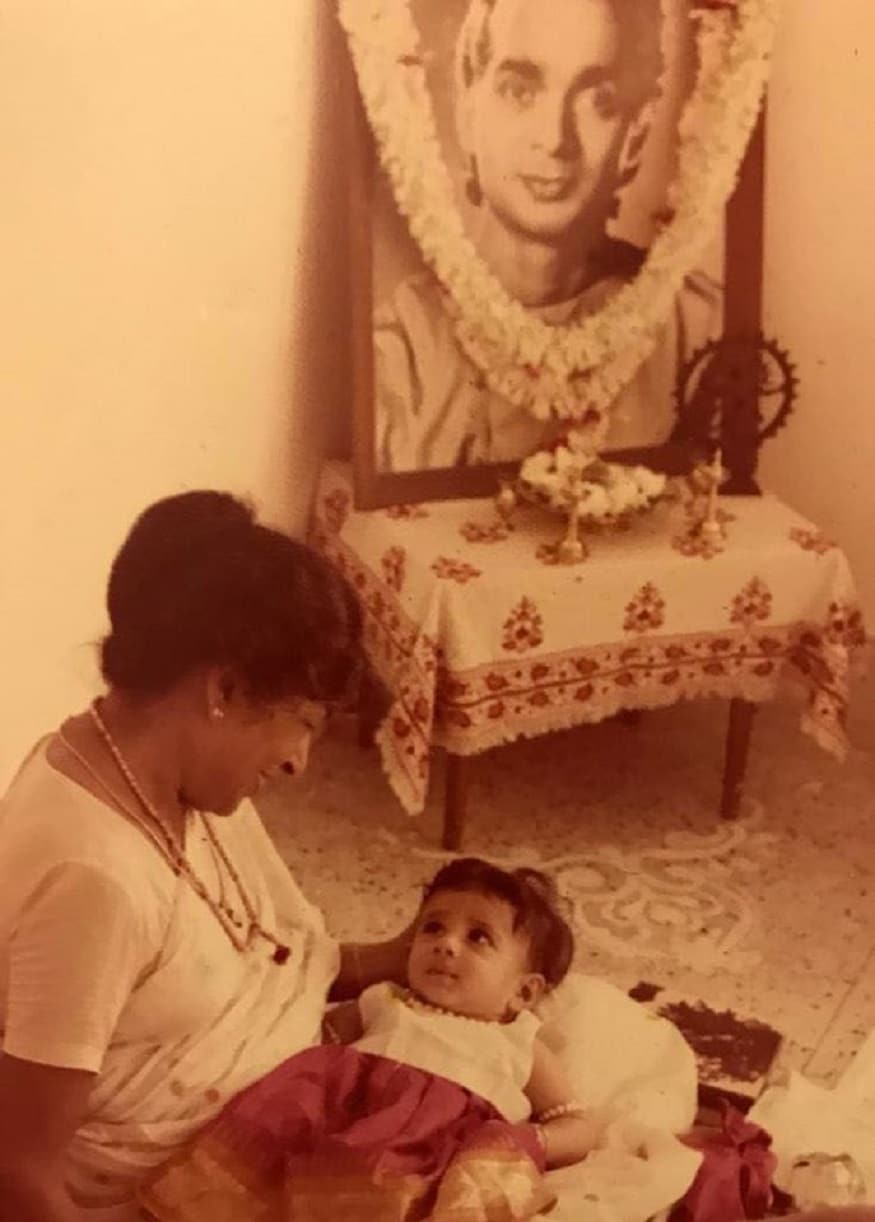 ▪️বিখ্যাত শঙ্কর পরিবারে ঘরণী ছিলেন অমলা শঙ্কর৷ তিনি নিজেও ছিলেন নৃত্য পটিয়সী৷ শিক্ষা গুরু এবং স্বামী উদয় শঙ্করের সঙ্গে দেশ-বিদেশে নিজেদের শিল্পকলা প্রদর্শন করেছেন৷ যশ-খ্যাতি পেয়েছেন গোটা বিশ্বজুড়ে৷ তাঁদের দুই সন্তান৷ আনন্দ শঙ্কর ও মমতা শঙ্কর৷ আনন্দের স্ত্রী তনুশ্রী শঙ্কর৷ এবং আনন্দ ও তনুশ্রীর মেয়ে শ্রীনন্দা৷ ▪️বিখ্যাত শঙ্কর পরিবারে ঘরণী ছিলেন অমলা শঙ্কর৷ তিনি নিজেও ছিলেন নৃত্য পটিয়সী৷ শিক্ষা গুরু এবং স্বামী উদয় শঙ্করের সঙ্গে দেশ-বিদেশে নিজেদের শিল্পকলা প্রদর্শন করেছেন৷ যশ-খ্যাতি পেয়েছেন গোটা বিশ্বজুড়ে৷ তাঁদের দুই সন্তান৷ আনন্দ শঙ্কর ও মমতা শঙ্কর৷ আনন্দের স্ত্রী তনুশ্রী শঙ্কর৷ এবং আনন্দ ও তনুশ্রীর মেয়ে শ্রীনন্দা৷
