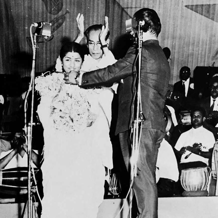 রফি পঞ্জাবের ছেলে। ১৩ বছর বয়সে তিনি প্রথম মঞ্চে গান করেন। তাঁর সঙ্গে ছিলেন কে এল সাইগল। ১৯৪১ সালে তিনি শ্যাম সুন্দরের পরিচালনায় গুল বালোচ ছবির মাধ্যমে সঙ্গীতে পেশাগতভাবে অভিষেক ঘটান। ১৯৪৪ সালে তিনি মুম্বইতে চলে আসেন। photo source Instagram রফি পঞ্জাবের ছেলে। ১৩ বছর বয়সে তিনি প্রথম মঞ্চে গান করেন। তাঁর সঙ্গে ছিলেন কে এল সাইগল। ১৯৪১ সালে তিনি শ্যাম সুন্দরের পরিচালনায় গুল বালোচ ছবির মাধ্যমে সঙ্গীতে পেশাগতভাবে অভিষেক ঘটান। ১৯৪৪ সালে তিনি মুম্বইতে চলে আসেন। photo source Instagram