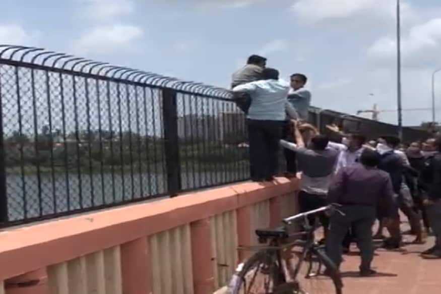 গুজরাতের সুরাত হিরে ব্যবসার জন্য অত্যন্ত জনপ্রিয় ৷ করোনার ব্যাপক প্রভাব পড়েছে হিরে ব্যবসাতেও ৷ দীর্ঘ দিন কাজ হারা বহু হিরে কারিগররাও ৷ সংসার চালানোর মতো উপায় নেই অনেকেরই ৷ এমনই এক শ্রমিক শনিবার শহরের এক ব্রিজ থেকে ঝাঁপ দিয়ে আত্মহত্যার চেষ্টা করেন ! গুজরাতের সুরাত হিরে ব্যবসার জন্য অত্যন্ত জনপ্রিয় ৷ করোনার ব্যাপক প্রভাব পড়েছে হিরে ব্যবসাতেও ৷ দীর্ঘ দিন কাজ হারা বহু হিরে কারিগররাও ৷ সংসার চালানোর মতো উপায় নেই অনেকেরই ৷ এমনই এক শ্রমিক শনিবার শহরের এক ব্রিজ থেকে ঝাঁপ দিয়ে আত্মহত্যার চেষ্টা করেন !