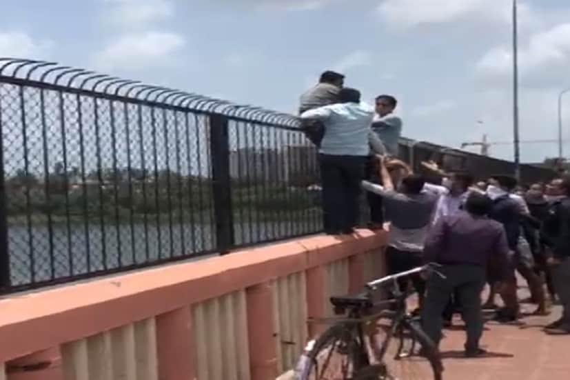 গুজরাতের সুরাত হিরে ব্যবসার জন্য অত্যন্ত জনপ্রিয় ৷ করোনার ব্যাপক প্রভাব পড়েছে হিরে ব্যবসাতেও ৷ দীর্ঘ দিন কাজ হারা বহু হিরে কারিগররাও ৷ সংসার চালানোর মতো উপায় নেই অনেকেরই ৷ এমনই এক শ্রমিক শনিবার শহরের এক ব্রিজ থেকে ঝাঁপ দিয়ে আত্মহত্যার চেষ্টা করেন !