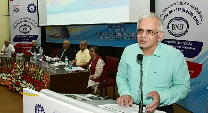 CSIR প্রধান শেখর মানডে তাঁর ব্লগ পোস্টে বহুচর্চিত জল্পনাটি উসকে দিয়েছেন। তিনি লিখেছেন, বিভিন্ন স্তরে যে গবেষণার ফলাফল সামনে আসছে, তাতে এটা স্পষ্ট যে, কোভিড-১৯ বায়ুবাহিত হতেই পারে। তবে এখনও এনিয়ে স্পষ্ট কোনও নীতি বা নির্দেশিকা নেই। দ্রুত এই ধোঁয়াশা কাটা প্রয়োজন ৷ CSIR প্রধান শেখর মানডে তাঁর ব্লগ পোস্টে বহুচর্চিত জল্পনাটি উসকে দিয়েছেন। তিনি লিখেছেন, বিভিন্ন স্তরে যে গবেষণার ফলাফল সামনে আসছে, তাতে এটা স্পষ্ট যে, কোভিড-১৯ বায়ুবাহিত হতেই পারে। তবে এখনও এনিয়ে স্পষ্ট কোনও নীতি বা নির্দেশিকা নেই। দ্রুত এই ধোঁয়াশা কাটা প্রয়োজন ৷