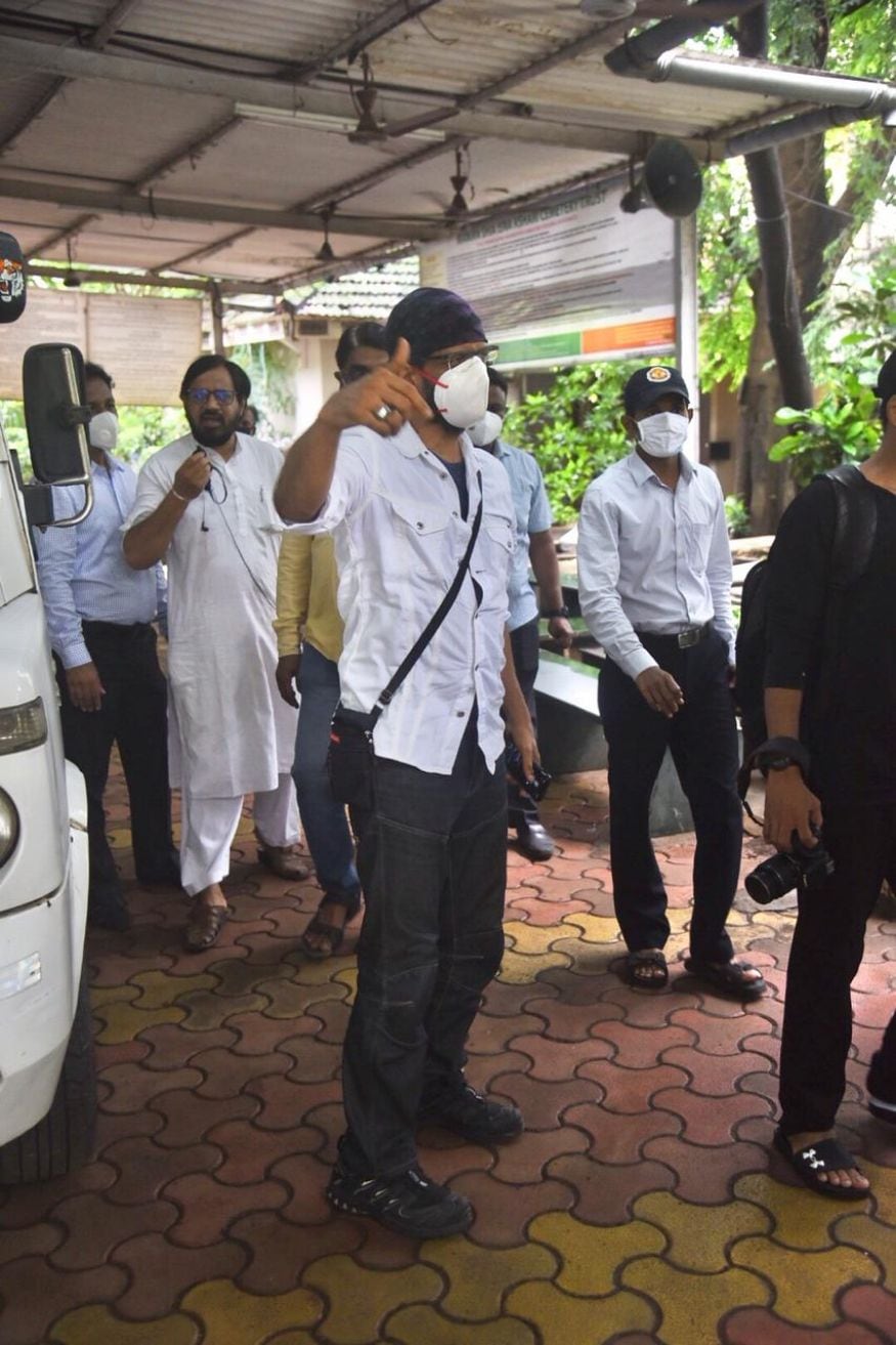 • রমেশ শিপ্পির ‘শোলে’তে তাঁর সুরমা ভোপালির চরিত্র মনে রাখবে দর্শকরা । তাঁর বিখ্যাত ডায়লগ ‘মেরা নাম সুরমা ভোপালি অ্যায়সে হি নেহি হ্যায়’ সিনেপ্রেমীরা ভুলতে পারবেন না । ‘আন্দাজ আপনা আপনা’য় সলমনের বাবার চরিত্র ‘বাঁকিলাল’ ও মনে থেকে যাবে মানুষের । (Image: Viral Bhayani) • রমেশ শিপ্পির ‘শোলে’তে তাঁর সুরমা ভোপালির চরিত্র মনে রাখবে দর্শকরা । তাঁর বিখ্যাত ডায়লগ ‘মেরা নাম সুরমা ভোপালি অ্যায়সে হি নেহি হ্যায়’ সিনেপ্রেমীরা ভুলতে পারবেন না । ‘আন্দাজ আপনা আপনা’য় সলমনের বাবার চরিত্র ‘বাঁকিলাল’ ও মনে থেকে যাবে মানুষের । (Image: Viral Bhayani)