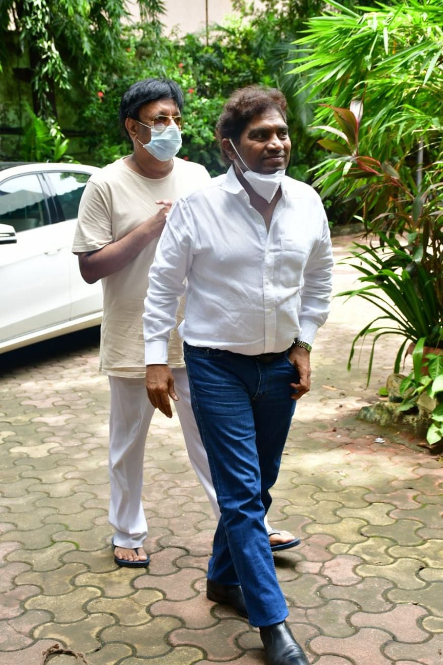 • জগদীপের প্রথম সিনেমায় তাঁর সহকর্মী জনি লিভার এসেছিলেন তাঁকে শেষ শ্রদ্ধা জানাতে । (Image: Viral Bhayani) • জগদীপের প্রথম সিনেমায় তাঁর সহকর্মী জনি লিভার এসেছিলেন তাঁকে শেষ শ্রদ্ধা জানাতে । (Image: Viral Bhayani)