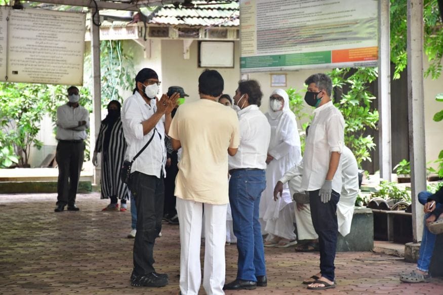 • বৃহস্পতিবার সকালে মুম্বইয়ের একটি কবরস্থানে চির শায়িত করা হয় তাঁকে । করোনা আবহে তাঁকে শেষ বিদায় দিতে উপস্থিত ছিলেন পরিবার-পরিজন ও খুব কাছের কিছু বন্ধু । (Image: Viral Bhayani) • বৃহস্পতিবার সকালে মুম্বইয়ের একটি কবরস্থানে চির শায়িত করা হয় তাঁকে । করোনা আবহে তাঁকে শেষ বিদায় দিতে উপস্থিত ছিলেন পরিবার-পরিজন ও খুব কাছের কিছু বন্ধু । (Image: Viral Bhayani)