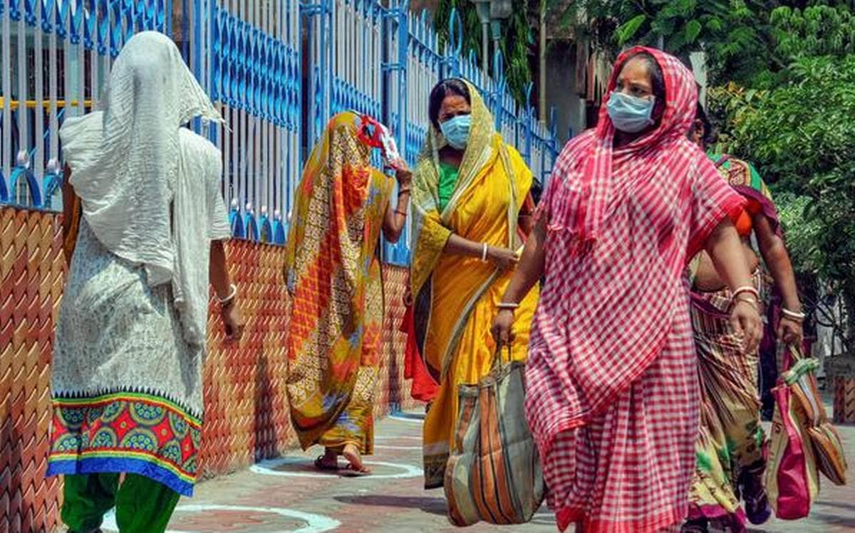 গত চব্বিশ ঘন্টায় নতুন করে এই শহরে দুজনের মৃত্যু হয়েছে। আক্রান্ত হয়েছেন ৯ জন। তবুও বাসিন্দাদের একটা বড় অংশ বিশেষ সচেতন নন। নানা প্রয়োজনে শহরের রাস্তায় বাজারে ঘুরছেন তারা। এদিনও শহরের মূল এলাকাগুলোতে ব্যাপক ভিড় লক্ষ্য করা গিয়েছে। এর ফলে করোনারসংক্রমণ আরও বাড়তে পারে বলে আশঙ্কা করছেন বিশেষজ্ঞরা। Representational Image গত চব্বিশ ঘন্টায় নতুন করে এই শহরে দুজনের মৃত্যু হয়েছে। আক্রান্ত হয়েছেন ৯ জন। তবুও বাসিন্দাদের একটা বড় অংশ বিশেষ সচেতন নন। নানা প্রয়োজনে শহরের রাস্তায় বাজারে ঘুরছেন তারা। এদিনও শহরের মূল এলাকাগুলোতে ব্যাপক ভিড় লক্ষ্য করা গিয়েছে। এর ফলে করোনারসংক্রমণ আরও বাড়তে পারে বলে আশঙ্কা করছেন বিশেষজ্ঞরা। Representational Image