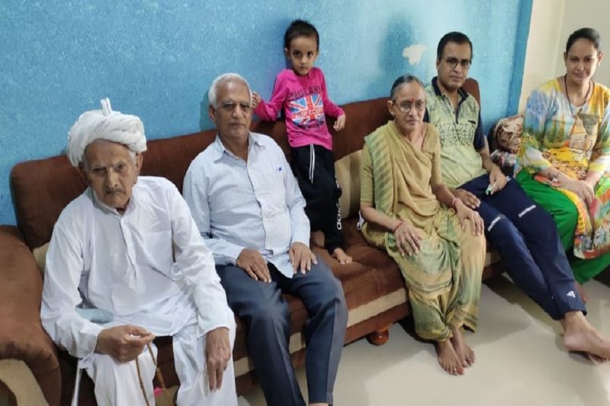 ভাবনগর জেলার গড়িয়াধরের রূপবতি গ্রামে এমন ঘটনা ঘটেছে ৷ জানা গিয়েছে পরিবারের সব থেকে বড়দের সবার আগে জ্বর দেখা দিয়েছিল ৷ তারপর থেকেই একটু একটু করে করোনার প্রকোপ দেখা দিয়েছিল তাঁদের শরীরে ৷ ভাবনগর জেলার গড়িয়াধরের রূপবতি গ্রামে এমন ঘটনা ঘটেছে ৷ জানা গিয়েছে পরিবারের সব থেকে বড়দের সবার আগে জ্বর দেখা দিয়েছিল ৷ তারপর থেকেই একটু একটু করে করোনার প্রকোপ দেখা দিয়েছিল তাঁদের শরীরে ৷