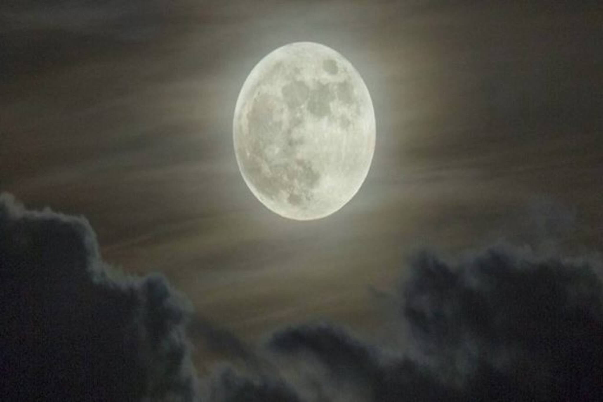 আজ একই দিনে চন্দ্রগ্রহণ ও গুরুপূর্ণিমা, জেনে নিন কী করবেন, কী করবেন না