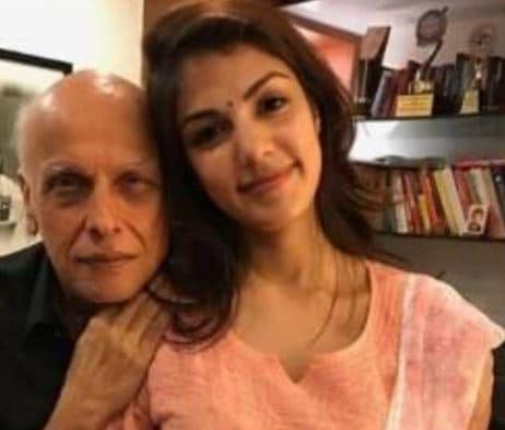 রিয়ার সঙ্গে নাম জড়িয়ে প্রথম থেকেই নেটিজেনদের চোখে কু-জায়গায় র য়েছেন মহেশ৷ তাই পুলিশি জেরার রিয়ার কথা উঠতেই, মহেশ জানালেন, ‘রিয়াকে আমার জলেবি ছবিতে কাস্ট করার পর থেকেই রিয়া আমাকে খুব সম্মান করে, গুরুর চোখে দেখে আমায় ৷ এই নিয়ে মনে হয় নোংরা মন্তব্য না করাই উচিত !’ রিয়ার সঙ্গে নাম জড়িয়ে প্রথম থেকেই নেটিজেনদের চোখে কু-জায়গায় র য়েছেন মহেশ৷ তাই পুলিশি জেরার রিয়ার কথা উঠতেই, মহেশ জানালেন, ‘রিয়াকে আমার জলেবি ছবিতে কাস্ট করার পর থেকেই রিয়া আমাকে খুব সম্মান করে, গুরুর চোখে দেখে আমায় ৷ এই নিয়ে মনে হয় নোংরা মন্তব্য না করাই উচিত !’