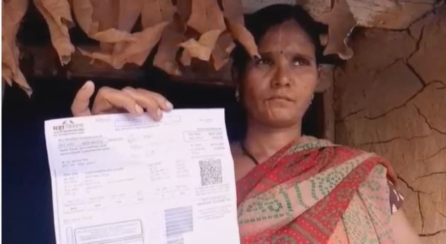 হ্যাঁ, এই ঘটনাটি ঘটেছে মহারাষ্ট্রের চন্দ্রপুরের ঝুপরীবাসী প্রমিলা গিরির সঙ্গে। photo source collected হ্যাঁ, এই ঘটনাটি ঘটেছে মহারাষ্ট্রের চন্দ্রপুরের ঝুপরীবাসী প্রমিলা গিরির সঙ্গে। photo source collected