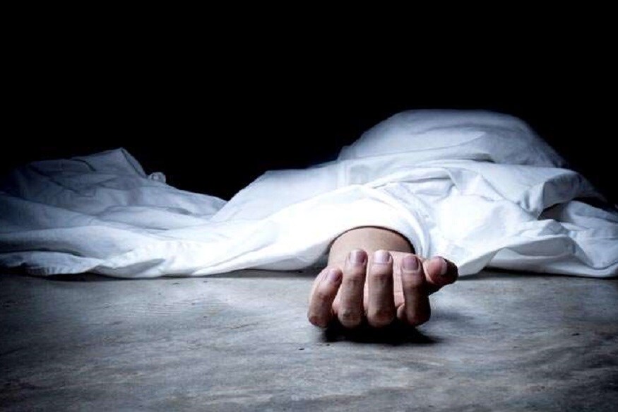 বৃহস্পতিবার স্থানীয় বস্তির দুই বাসিন্দাও পেটে প্রবল যন্ত্রণার কথা জানান৷ পরিবারের সদস্যরা তাঁদের হাসপাতালে ভর্তি করান৷ কিন্তু রাতেই তাঁরা মারা যান৷ এর পর শুক্রবারও একই সমস্যা নিয়ে আরও ৬ জনের মৃত্যু হয়৷ প্রতীকী চিত্র৷ বৃহস্পতিবার স্থানীয় বস্তির দুই বাসিন্দাও পেটে প্রবল যন্ত্রণার কথা জানান৷ পরিবারের সদস্যরা তাঁদের হাসপাতালে ভর্তি করান৷ কিন্তু রাতেই তাঁরা মারা যান৷ এর পর শুক্রবারও একই সমস্যা নিয়ে আরও ৬ জনের মৃত্যু হয়৷ প্রতীকী চিত্র৷