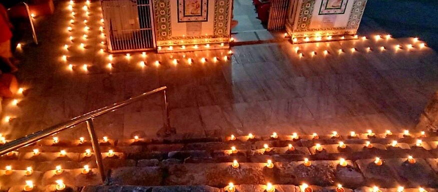গুয়াহাটির কামাখ্যা মন্দিরে মানুষের বিপদ মুক্তির জন্য প্রদীপ জ্বালিয়ে করা হল 'মন্ডল ধ্বনি' পালন। গুয়াহাটির কামাখ্যা মন্দিরে মানুষের বিপদ মুক্তির জন্য প্রদীপ জ্বালিয়ে করা হল 'মন্ডল ধ্বনি' পালন।