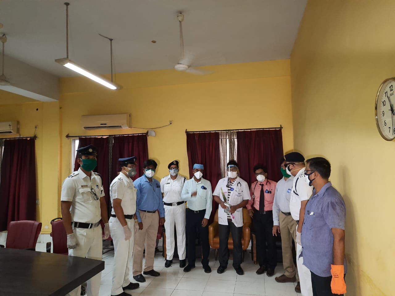 তাই রাজ্য সরকারের তরফে বুধবার ছুটি ঘোষণা করা হয় সেই চিকিৎসকদের সম্মান জানিয়ে। কিন্তু সরকার ছুটি ঘোষণা করলেও চিকিৎসক ও পুলিশের তো কোনও ছুটি হয় না। তাই এদিন পুলিশ যোদ্ধারা চিকিৎসক যোদ্ধাদের সম্মান জানিয়ে তাদের কাজকে আরও উৎসাহ জোগালো। তাই রাজ্য সরকারের তরফে বুধবার ছুটি ঘোষণা করা হয় সেই চিকিৎসকদের সম্মান জানিয়ে। কিন্তু সরকার ছুটি ঘোষণা করলেও চিকিৎসক ও পুলিশের তো কোনও ছুটি হয় না। তাই এদিন পুলিশ যোদ্ধারা চিকিৎসক যোদ্ধাদের সম্মান জানিয়ে তাদের কাজকে আরও উৎসাহ জোগালো।