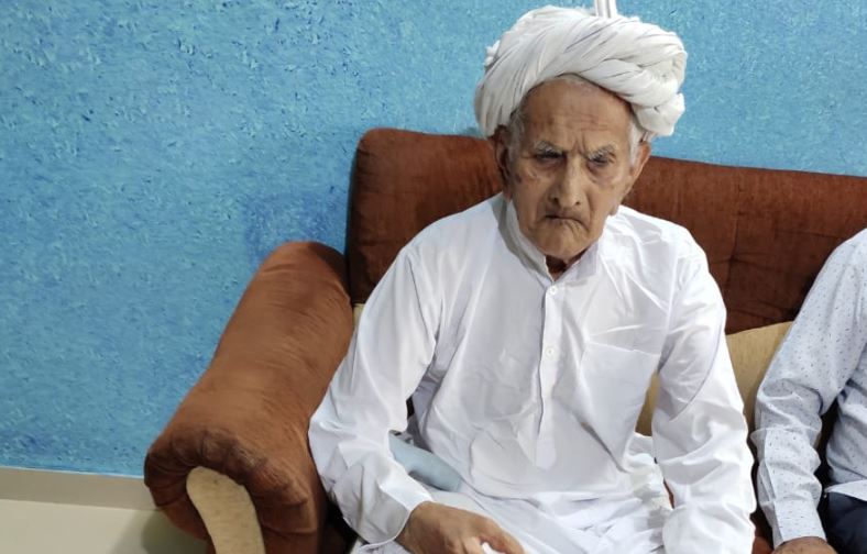 ১০৬ বছরের গোবিন্দ দাদা করোনার মুখে ছাই দিয়ে দিব্যি সুস্থ হয়েছেন ৷ স্বাভাবিক জীবনে ফিরে তিনি সবার কাছেই এক আশার আলো হিসাবে পরিণত হয়েছেন ৷ ১০৬ বছরের গোবিন্দ দাদা করোনার মুখে ছাই দিয়ে দিব্যি সুস্থ হয়েছেন ৷ স্বাভাবিক জীবনে ফিরে তিনি সবার কাছেই এক আশার আলো হিসাবে পরিণত হয়েছেন ৷