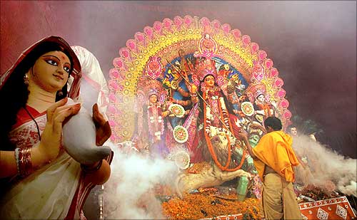 • 'নৌকায়াং বুধবাসরে', অর্থাত্ সপ্তমী ও দশমী যদি বুধবারে হয় তা হলে দেবীর আগমন ও বিসর্জন দুইই নৌকায় হবে। • 'নৌকায়াং বুধবাসরে', অর্থাত্ সপ্তমী ও দশমী যদি বুধবারে হয় তা হলে দেবীর আগমন ও বিসর্জন দুইই নৌকায় হবে।