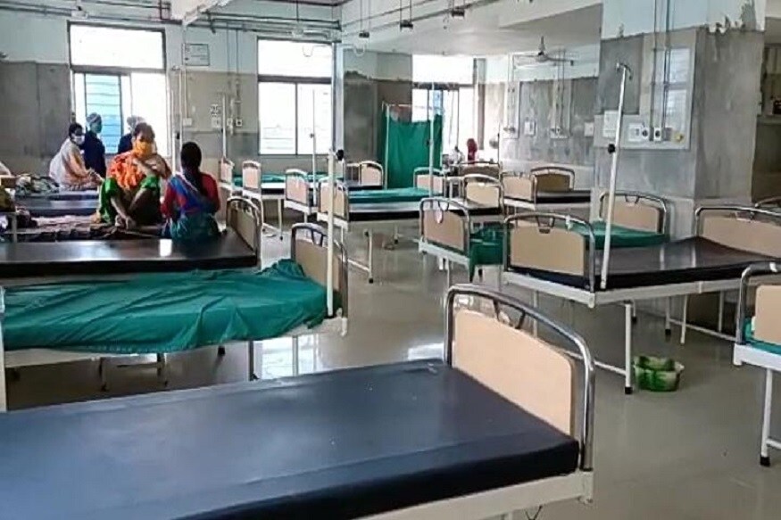 • এমনই ঘটনা ঘটল বেঙ্গালুরুতে । করোনা চিকিৎসকের প্রাণ গেল বিনা চিকিৎসায় । বেঙ্গালুরু থেকে ৫০ কিলোমিটার দূরে প্রাইমারি হেলথ সেন্টারে দিবারাত্র করোনা রোগীদের সেবায় নিয়োজিত ছিলেন তিনি । প্রতীকী চিত্র । • এমনই ঘটনা ঘটল বেঙ্গালুরুতে । করোনা চিকিৎসকের প্রাণ গেল বিনা চিকিৎসায় । বেঙ্গালুরু থেকে ৫০ কিলোমিটার দূরে প্রাইমারি হেলথ সেন্টারে দিবারাত্র করোনা রোগীদের সেবায় নিয়োজিত ছিলেন তিনি । প্রতীকী চিত্র ।