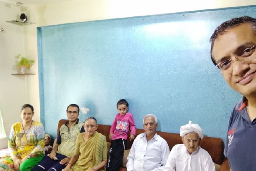 প্রথমে চাঁদের মধ্যে করোনার মৃদু লক্ষ্মণগুলি দেখা দিয়েছিল ৷ পরিবারের পক্ষ থেকে দুর্বলতার চিকিৎসা করা হয় ৷ বাকি যাঁদের করোনা নেগেটিভ ছিল তাঁরা আত্মীয়ের বাড়িতে চলে গিয়েছিলেন ৷ প্রথমে চাঁদের মধ্যে করোনার মৃদু লক্ষ্মণগুলি দেখা দিয়েছিল ৷ পরিবারের পক্ষ থেকে দুর্বলতার চিকিৎসা করা হয় ৷ বাকি যাঁদের করোনা নেগেটিভ ছিল তাঁরা আত্মীয়ের বাড়িতে চলে গিয়েছিলেন ৷