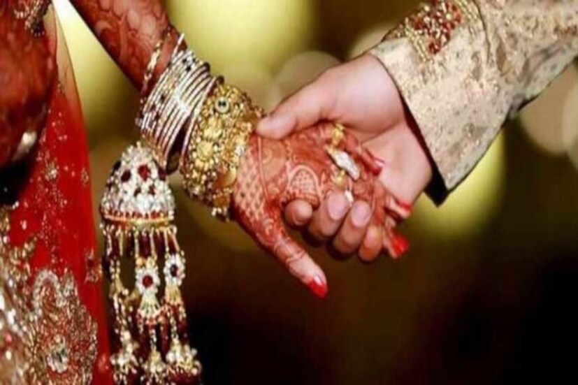  বিয়েতে প্রাপ্ত উপহার স্ত্রীধন বা ওম্যান অ্যাসেট হিসেবে বিচার্য। হিন্দু সাকশেসন অ্যক্ট অনুযায়ী, এই সম্পত্তিতে আর কারও অধিকার নেই। বল প্রয়োগ করলে বা সঠিক সময়ে ফেরত না দিতে চাইলে তা ডোমেস্টিক ভায়োলেন্স অ্যাক্ট ২০০৫-এর অন্তর্গত অপরাধ।