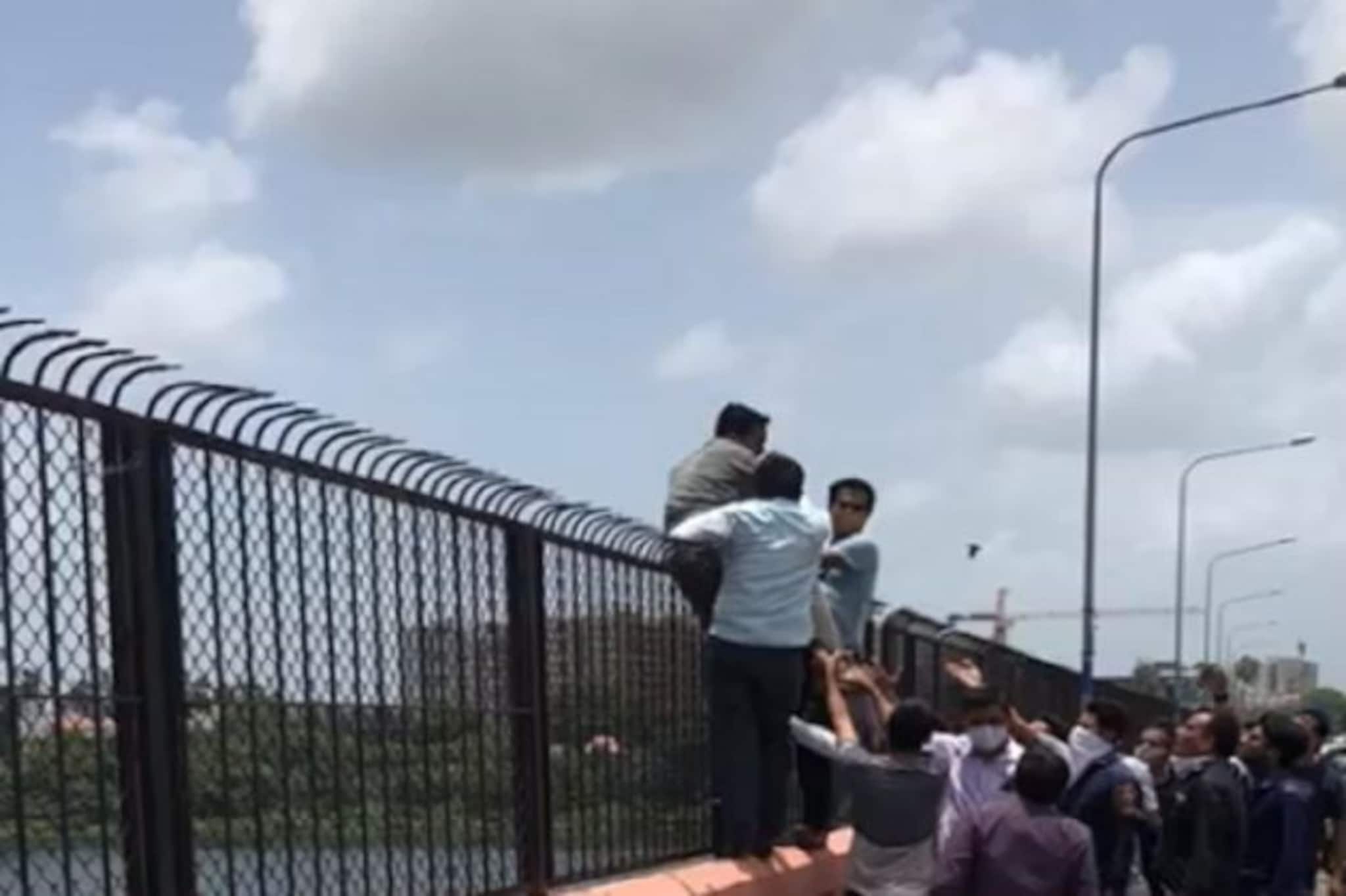 লকডাউনে নেই রোজগার, ব্রিজ থেকে ঝাঁপ দিয়ে আত্মহত্যার চেষ্টা এক হিরে কারিগরের !