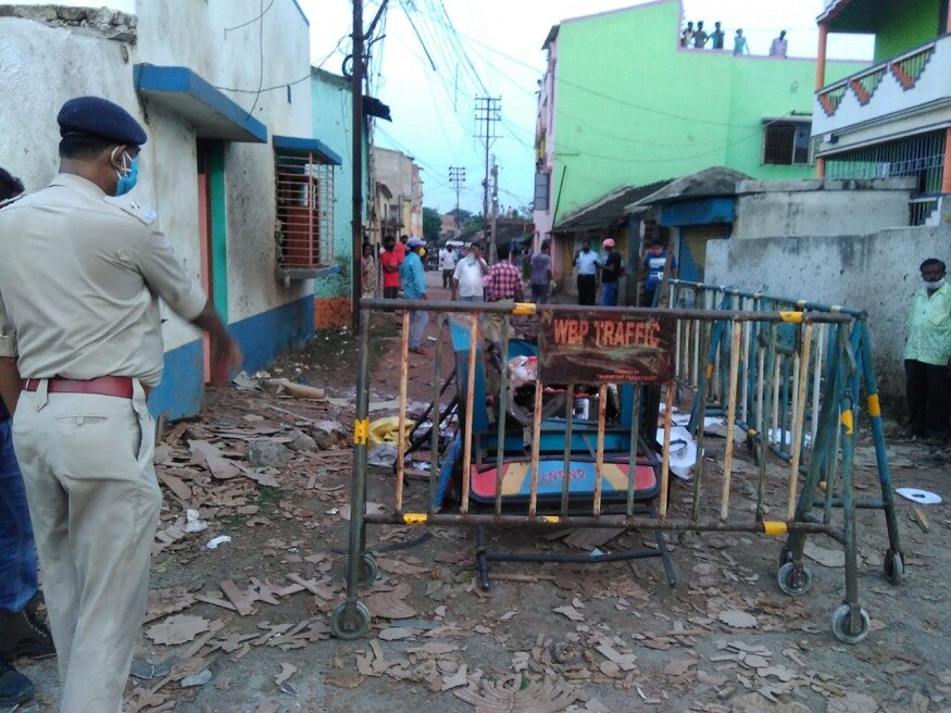 পুলিশের প্রাথমিক অনুমান চালকের আসনের নীচে থাকা ব্যাটারি বিষ্ফোরণ হয়ে দুর্ঘটনাটি ঘটে থাকতে পারে। তবে সাধারণ টোটোর ব্যাটারির বিষ্ফোরণের তীব্রতা দেখে সন্দেহ দানা বেঁধেছে পুলিশের। তাই ব্যাটারির পাশাপাশি বিষ্ফোরণের অন্য কোন কারন রয়েছে কিনা তাও খতিয়ে দেখতে শুরু করেছে পুলিশ। পুলিশের প্রাথমিক অনুমান চালকের আসনের নীচে থাকা ব্যাটারি বিষ্ফোরণ হয়ে দুর্ঘটনাটি ঘটে থাকতে পারে। তবে সাধারণ টোটোর ব্যাটারির বিষ্ফোরণের তীব্রতা দেখে সন্দেহ দানা বেঁধেছে পুলিশের। তাই ব্যাটারির পাশাপাশি বিষ্ফোরণের অন্য কোন কারন রয়েছে কিনা তাও খতিয়ে দেখতে শুরু করেছে পুলিশ।