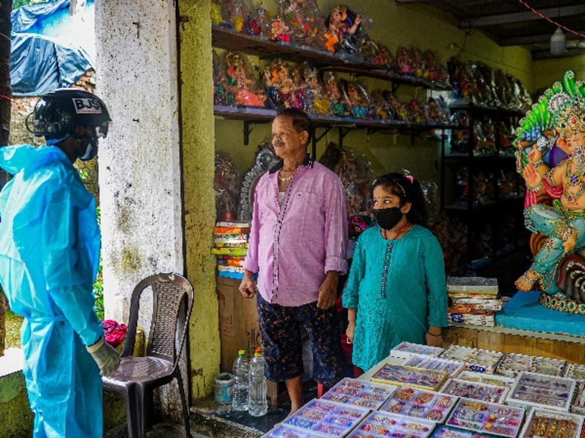 • একটি স্বেচ্ছাসবী সংগঠন ভারতীয় জৈন সংগঠন ও বৃহন্মুম্বই মিউনিসিপ্যাল কর্পোরেশন (বিএমসি) একযোগে এই প্রকল্পে নেমেছে । স্বেচ্ছা সেবকরা পিপিই কিট পরে ও মাথায় এই হেলমেট পরে এখন বাড়ি বাড়ি গিয়ে পরীক্ষা করছেন । • একটি স্বেচ্ছাসবী সংগঠন ভারতীয় জৈন সংগঠন ও বৃহন্মুম্বই মিউনিসিপ্যাল কর্পোরেশন (বিএমসি) একযোগে এই প্রকল্পে নেমেছে । স্বেচ্ছা সেবকরা পিপিই কিট পরে ও মাথায় এই হেলমেট পরে এখন বাড়ি বাড়ি গিয়ে পরীক্ষা করছেন ।