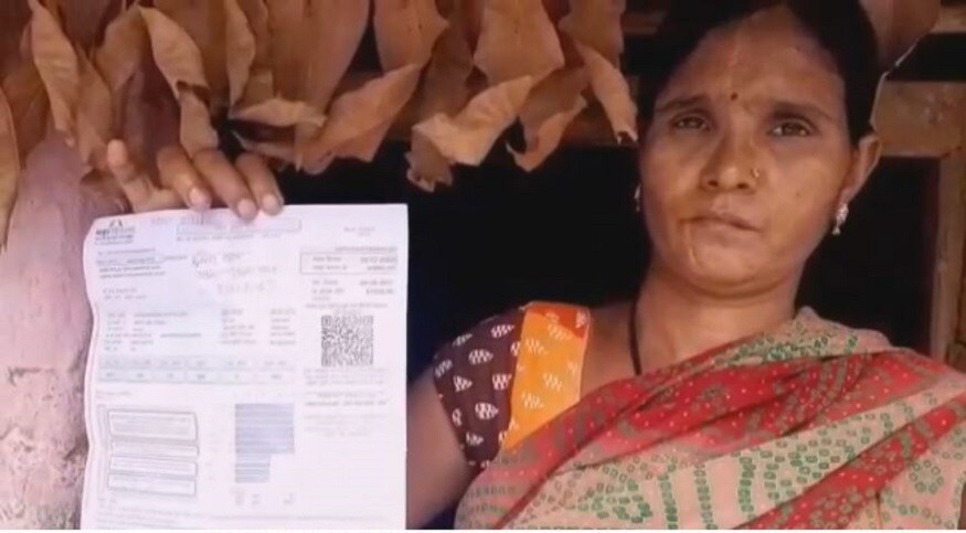 ৬২টি হাজার টাকা বিল এসেছে ওই মহিলার। যা দেখে রীতিমতো কান্নায় ভেঙে পড়েছেন মহিলা। কোথা থেকে শোধ করবেন এত টাকা। দু'বেলার খাবার জোগানো যার পক্ষে মুশকিল, তার বিদ্যুৎ বিল কিনা ৬২ হাজার টাকা। photo source collected ৬২টি হাজার টাকা বিল এসেছে ওই মহিলার। যা দেখে রীতিমতো কান্নায় ভেঙে পড়েছেন মহিলা। কোথা থেকে শোধ করবেন এত টাকা। দু'বেলার খাবার জোগানো যার পক্ষে মুশকিল, তার বিদ্যুৎ বিল কিনা ৬২ হাজার টাকা। photo source collected