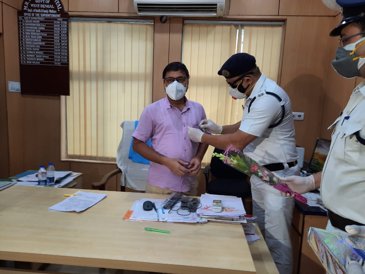 সদ্য করোনা থেকে সুস্থ হয়ে ওঠা এক পুলিশ অফিসারের মতে, সদ্য করোনা থেকে সুস্থ হয়ে ওঠা এক পুলিশ অফিসারের মতে,