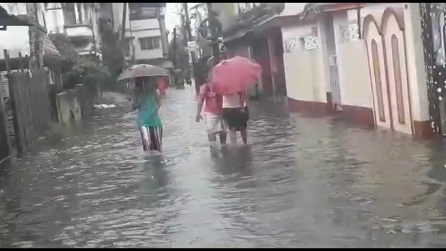 অন্যদিকে জলমগ্ন হয়ে পড়েছে মাটিগাড়া ব্লকের কিছু এলাকাও। আঠারোখাই গ্রাম পঞ্চায়েতের শরৎ নগর এলাকা প্লাবিত। ঘরবন্দি হাজারের ওপর বাসিন্দা। এলাকাবাসীদের অভিযোগ দীর্ঘ দিনের সমস্যা। নিকাশী, নালার বেহাল অবস্থা। জল বের হওয়ার কোনও পথ খোলা নেই। তাই প্রতি বছরই দুর্ভোগ বাড়ে। অন্যদিকে জলমগ্ন হয়ে পড়েছে মাটিগাড়া ব্লকের কিছু এলাকাও। আঠারোখাই গ্রাম পঞ্চায়েতের শরৎ নগর এলাকা প্লাবিত। ঘরবন্দি হাজারের ওপর বাসিন্দা। এলাকাবাসীদের অভিযোগ দীর্ঘ দিনের সমস্যা। নিকাশী, নালার বেহাল অবস্থা। জল বের হওয়ার কোনও পথ খোলা নেই। তাই প্রতি বছরই দুর্ভোগ বাড়ে।