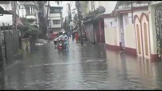 একেই টানা বৃষ্টিতে শিলিগুড়ির বেশ কয়েকটি নীচু এলাকা প্লাবিত হয়েছে। বিশেষ করে ৩১ নং ওয়ার্ডের অশোক নগরে একাধিক বাড়ি জলমগ্ন। ৩৯ নং ওয়ার্ডের হায়দরপাড়ার একাংশ জলের তলায়। দুই ওয়ার্ডেই বেহাল নিকাশী নালার কঙ্কালসার চেহারা বেরিয়ে পড়েছে। ক্ষুব্ধ স্থানীয় বাসিন্দারা পুরসভাকেই এর জন দায়ী করেছেন। বার বার বলার পরও পুর কর্তৃপক্ষের কোনও হেলদোল নেই বলে অভিযোগ উঠেছে। একেই টানা বৃষ্টিতে শিলিগুড়ির বেশ কয়েকটি নীচু এলাকা প্লাবিত হয়েছে। বিশেষ করে ৩১ নং ওয়ার্ডের অশোক নগরে একাধিক বাড়ি জলমগ্ন। ৩৯ নং ওয়ার্ডের হায়দরপাড়ার একাংশ জলের তলায়। দুই ওয়ার্ডেই বেহাল নিকাশী নালার কঙ্কালসার চেহারা বেরিয়ে পড়েছে। ক্ষুব্ধ স্থানীয় বাসিন্দারা পুরসভাকেই এর জন দায়ী করেছেন। বার বার বলার পরও পুর কর্তৃপক্ষের কোনও হেলদোল নেই বলে অভিযোগ উঠেছে।