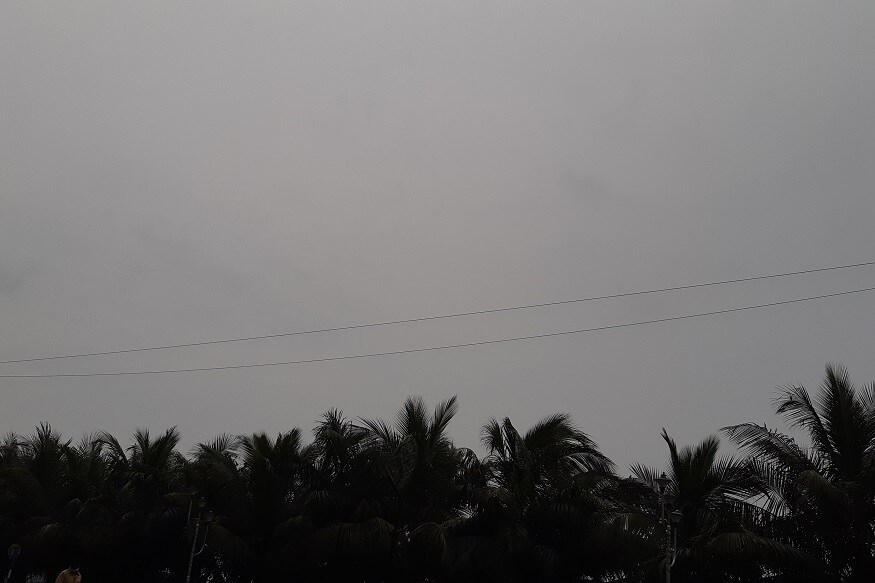 আগামিকাল, মঙ্গলবারও ভারী বৃষ্টির সম্ভাবনা দার্জিলিং-সহ উত্তরবঙ্গের পাঁচ জেলাতে।বুধবার সামান্য বৃষ্টি কমতে পারে উত্তরবঙ্গের জেলাগুলিতে। যদিও কোচবিহার ও আলিপুরদুয়ারে ভারী বৃষ্টি চলবে। সপ্তাহান্তে ফের বৃষ্টি বাড়তে পারে উত্তরবঙ্গে। আগামী ৪৮ ঘণ্টা দক্ষিণবঙ্গেও বিক্ষিপ্তভাবে ভারী বৃষ্টির পূর্বাভাস। মূলত উত্তরবঙ্গের লাগোয়া জেলাগুলি বীরভূম,মুর্শিদাবাদ, পশ্চিম বর্ধমান, পুরুলিয়া, বাঁকুড়াতে বিক্ষিপ্তভাবে ভারী বৃষ্টির সম্ভাবনা। আগামিকাল, মঙ্গলবারও ভারী বৃষ্টির সম্ভাবনা দার্জিলিং-সহ উত্তরবঙ্গের পাঁচ জেলাতে।বুধবার সামান্য বৃষ্টি কমতে পারে উত্তরবঙ্গের জেলাগুলিতে। যদিও কোচবিহার ও আলিপুরদুয়ারে ভারী বৃষ্টি চলবে। সপ্তাহান্তে ফের বৃষ্টি বাড়তে পারে উত্তরবঙ্গে। আগামী ৪৮ ঘণ্টা দক্ষিণবঙ্গেও বিক্ষিপ্তভাবে ভারী বৃষ্টির পূর্বাভাস। মূলত উত্তরবঙ্গের লাগোয়া জেলাগুলি বীরভূম,মুর্শিদাবাদ, পশ্চিম বর্ধমান, পুরুলিয়া, বাঁকুড়াতে বিক্ষিপ্তভাবে ভারী বৃষ্টির সম্ভাবনা।