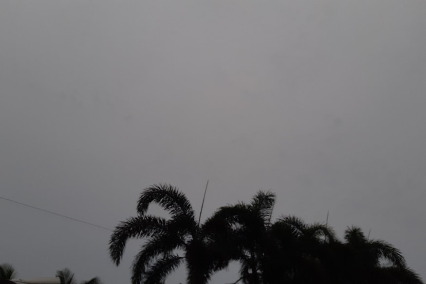 দক্ষিণবঙ্গে বিক্ষিপ্তভাবে ভারী বৃষ্টি কয়েক জেলায়। কলকাতা-সহ বাকি জেলায় বজ্রবিদ্যুৎ-সহ হালকা থেকে মাঝারি বৃষ্টি হতে পারে। বাতাসে জলীয় বাষ্প থাকায় আর্দ্রতা জনিত অস্বস্তি থাকবে।অতি সক্রিয় মৌসুমী বায়ু হিমালয় পাদদেশ সংক্রান্ত এলাকায় অবস্থান। এর টানে দক্ষিণী ও দক্ষিণ পশ্চিমী বাতাসে ভর করে সাগর থেকে জলীয়বাষ্প ঢুকছে। বিহার ও সংলগ্ন এলাকায় রয়েছে ঘূর্ণাবর্ত।এর প্রভাবে আগামী চার দিন পশ্চিমবঙ্গ, সিকিম, বিহার ও উত্তরপ্রদেশে ভারী বৃষ্টির পূর্বাভাস। Representational Image দক্ষিণবঙ্গে বিক্ষিপ্তভাবে ভারী বৃষ্টি কয়েক জেলায়। কলকাতা-সহ বাকি জেলায় বজ্রবিদ্যুৎ-সহ হালকা থেকে মাঝারি বৃষ্টি হতে পারে। বাতাসে জলীয় বাষ্প থাকায় আর্দ্রতা জনিত অস্বস্তি থাকবে।অতি সক্রিয় মৌসুমী বায়ু হিমালয় পাদদেশ সংক্রান্ত এলাকায় অবস্থান। এর টানে দক্ষিণী ও দক্ষিণ পশ্চিমী বাতাসে ভর করে সাগর থেকে জলীয়বাষ্প ঢুকছে। বিহার ও সংলগ্ন এলাকায় রয়েছে ঘূর্ণাবর্ত।এর প্রভাবে আগামী চার দিন পশ্চিমবঙ্গ, সিকিম, বিহার ও উত্তরপ্রদেশে ভারী বৃষ্টির পূর্বাভাস। Representational Image