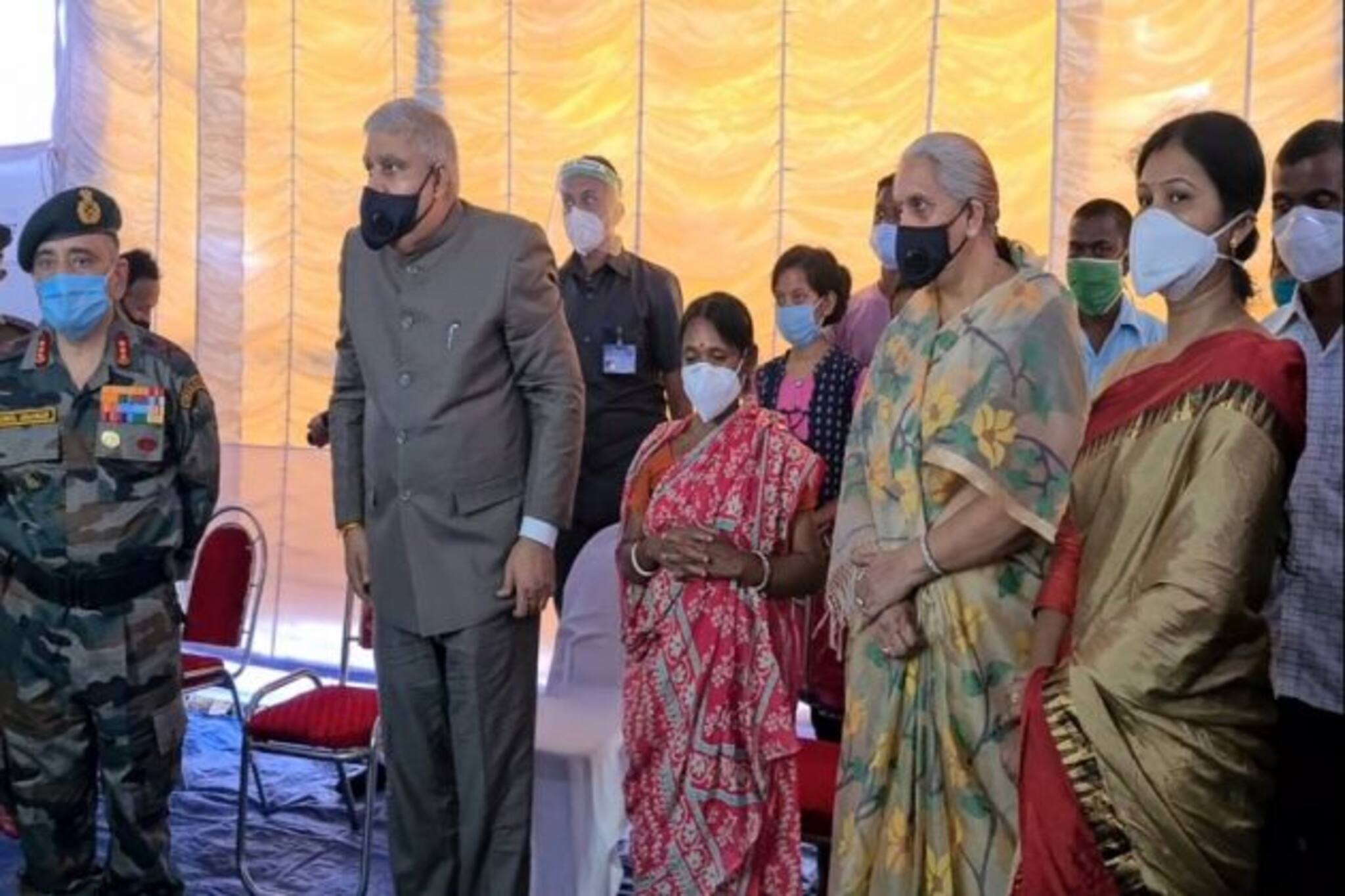 শহীন রাজেশ ওরাং এর বাড়িতে রাজ্যপাল - বীরভূমের বীরপুত্র বলে সম্বোধন রাজেশকে