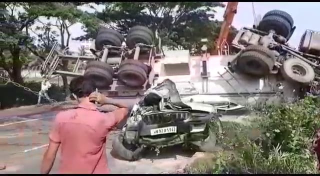 ঘটনার জেরে বেশ কিছুক্ষণ দু’নম্বর জাতীয় সড়কের একটি লেনে যান চলাচল বন্ধ ছিল।শনিবার সকালে দু’নম্বর জাতীয় সড়কে পূর্ব বর্ধমানের গলসির বড়মুড়িয়ার কাছে এই মর্মান্তিক দুর্ঘটনা ঘটে। গলসির বড়মুড়িয়া এলাকায় বর্ধমানের দিক থেকে থেকে দুর্গাপুরের দিকে যাওয়ার পথে একটি গ্যাস ট্যাঙ্কার নিয়ন্ত্রণ হারিয়ে একটি চারচাকা গাড়ির ওপর উল্টে যায়। ঘটনার জেরে বেশ কিছুক্ষণ দু’নম্বর জাতীয় সড়কের একটি লেনে যান চলাচল বন্ধ ছিল।শনিবার সকালে দু’নম্বর জাতীয় সড়কে পূর্ব বর্ধমানের গলসির বড়মুড়িয়ার কাছে এই মর্মান্তিক দুর্ঘটনা ঘটে। গলসির বড়মুড়িয়া এলাকায় বর্ধমানের দিক থেকে থেকে দুর্গাপুরের দিকে যাওয়ার পথে একটি গ্যাস ট্যাঙ্কার নিয়ন্ত্রণ হারিয়ে একটি চারচাকা গাড়ির ওপর উল্টে যায়।