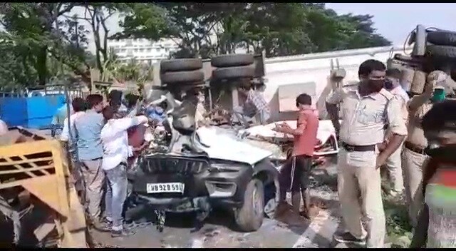 এলাকার বাসিন্দারা উদ্ধার কাজে হাত লাগান। তবে জীবিত অবস্থায় চার চাকার দুই আরোহীকে উদ্ধার করা যায়নি। এলাকার বাসিন্দারা উদ্ধার কাজে হাত লাগান। তবে জীবিত অবস্থায় চার চাকার দুই আরোহীকে উদ্ধার করা যায়নি।