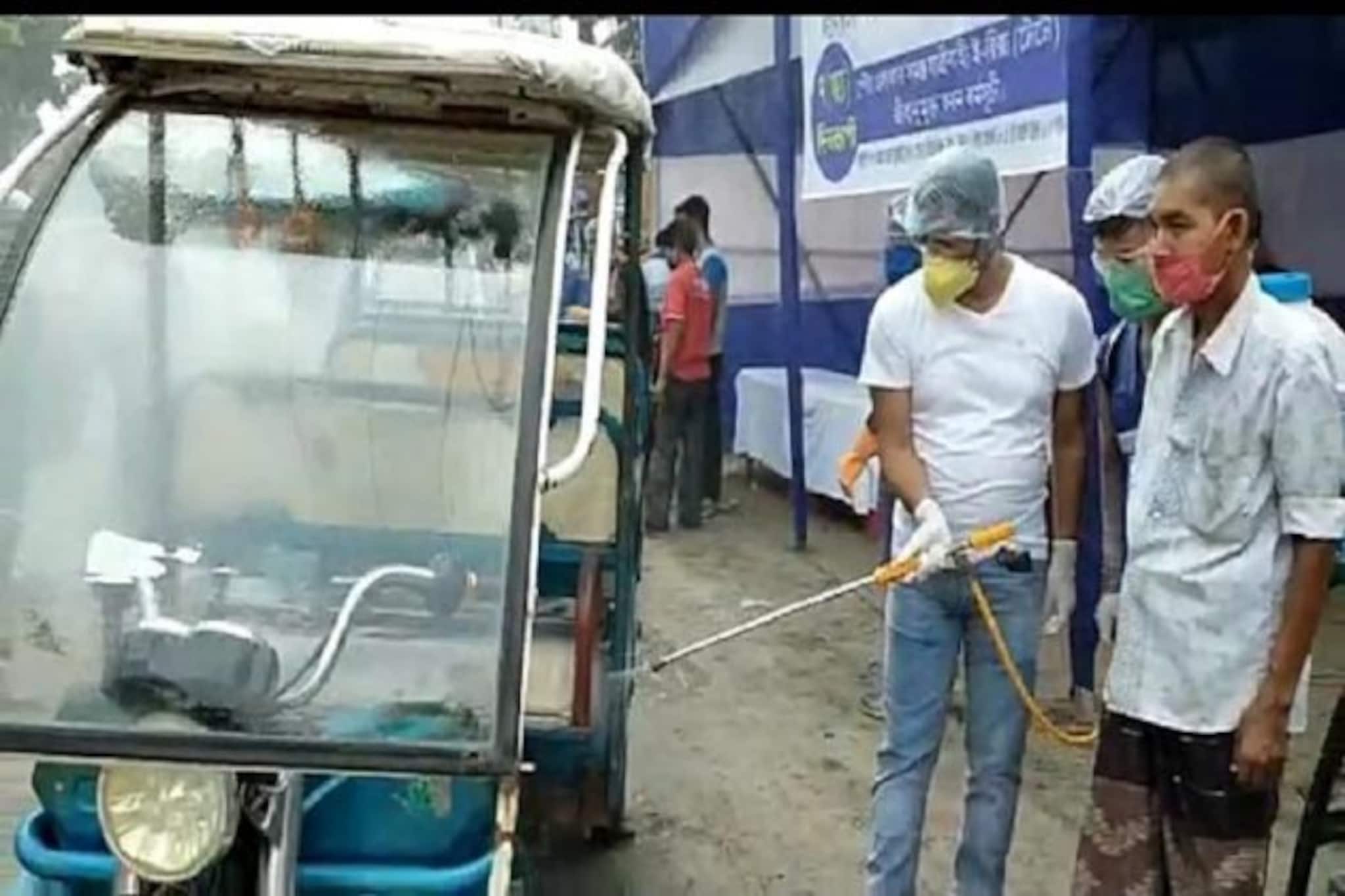 করোনা সংক্রমণ চরমে, সুরক্ষাবলয় বাড়াতে টোটো- অটো স্যানিটাইজেশনের কাজ শুরু