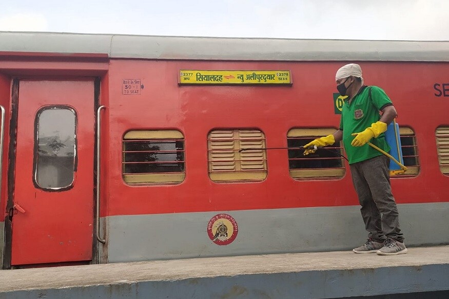 রাজ্য থেকে চলা স্পেশাল ট্রেনগুলিতে ব্যাপক ভাবে স্যানিটাইজেশন করার কাজ শুরু হল। হাওড়া ও শিয়ালদহ ডিভিশনের কারশেডে এই কাজ তদারকি করার জন্যে বিশেষ দল টিম তৈরি করা হয়েছে। তারা ট্রেনের বিভিন্ন অংশ খুঁটিয়ে স্যানিটাইজ করছেন। রাজ্য থেকে চলা স্পেশাল ট্রেনগুলিতে ব্যাপক ভাবে স্যানিটাইজেশন করার কাজ শুরু হল। হাওড়া ও শিয়ালদহ ডিভিশনের কারশেডে এই কাজ তদারকি করার জন্যে বিশেষ দল টিম তৈরি করা হয়েছে। তারা ট্রেনের বিভিন্ন অংশ খুঁটিয়ে স্যানিটাইজ করছেন।
