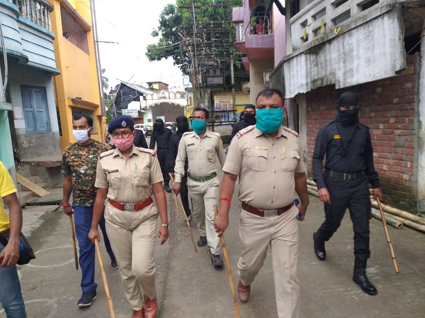 বেশ কিছু এলাকায় সবজি ব্যবসায়ীদের দাঁড়িপাল্লা ও বাটখারা বাজেয়াপ্ত করে পুলিশ। এর পাশাপাশি শহরের বিভিন্ন গুরুত্বপূর্ণ রাস্তার মোড়ে ব্যারিকেড দিয়ে যান চলাচল বন্ধ করা হয় । বেশ কিছু এলাকায় সবজি ব্যবসায়ীদের দাঁড়িপাল্লা ও বাটখারা বাজেয়াপ্ত করে পুলিশ। এর পাশাপাশি শহরের বিভিন্ন গুরুত্বপূর্ণ রাস্তার মোড়ে ব্যারিকেড দিয়ে যান চলাচল বন্ধ করা হয় ।