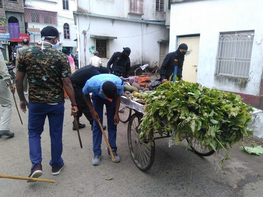 প্রতিটি গুরুত্বপূর্ণ রাস্তাতেই সকাল থেকে গাড়ি থামিয়ে জিজ্ঞাসাবাদ চালায় পুলিশ। অকারণে বাইরে বেরনো লোকজনকে জিজ্ঞাসাবাদ করে ফেরত পাঠিয়ে দেওয়া হয়। কয়েকটি এলাকায় নিষেধাজ্ঞা অমান্য করে দোকান খোলা রাখায় লাঠিপেটা করে পুলিশ। প্রতিটি গুরুত্বপূর্ণ রাস্তাতেই সকাল থেকে গাড়ি থামিয়ে জিজ্ঞাসাবাদ চালায় পুলিশ। অকারণে বাইরে বেরনো লোকজনকে জিজ্ঞাসাবাদ করে ফেরত পাঠিয়ে দেওয়া হয়। কয়েকটি এলাকায় নিষেধাজ্ঞা অমান্য করে দোকান খোলা রাখায় লাঠিপেটা করে পুলিশ।