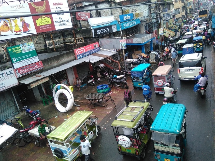 এদিন রাস্তায় নামে প্রচুর টোটো, অটো, রিকশা অন্যান্য পন্য ও যাত্রীবাহী যানবাহন। লোকজন আর গাড়ির ভিড়ে বাজার এলাকা থেকে ব্যস্ততম রাস্তা গুলিতে রীতিমতো যানজট পরিস্থিতি তৈরি হয়। যদিও প্রায় কোথাও সক্রিয় হতে দেখা যায়নি পুলিশকে। করোনা আক্রান্তের সংখ্যা বেড়ে চলায় এর আগে গত ৮ জুলাই থেকে লাগাতার লকডাউন শুরু হয় মালদহে। মাঝে বুধবার আর শুক্রবার লকডাউন শিথিল হয়। এদিন রাস্তায় নামে প্রচুর টোটো, অটো, রিকশা অন্যান্য পন্য ও যাত্রীবাহী যানবাহন। লোকজন আর গাড়ির ভিড়ে বাজার এলাকা থেকে ব্যস্ততম রাস্তা গুলিতে রীতিমতো যানজট পরিস্থিতি তৈরি হয়। যদিও প্রায় কোথাও সক্রিয় হতে দেখা যায়নি পুলিশকে। করোনা আক্রান্তের সংখ্যা বেড়ে চলায় এর আগে গত ৮ জুলাই থেকে লাগাতার লকডাউন শুরু হয় মালদহে। মাঝে বুধবার আর শুক্রবার লকডাউন শিথিল হয়।