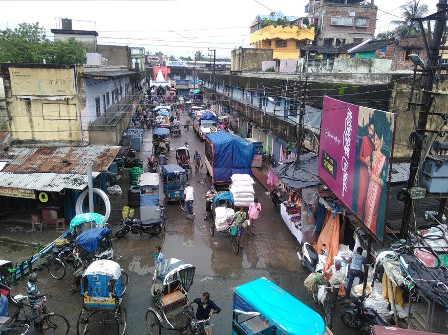 আগামী শনি ও রবিবার দোকান বাজার বন্ধ থাকার সম্ভবনায় এদিন অনেকেই জরুরি সামগ্রী কেনাকাটা করতে বাইরে বের হন। যদিও একদিনের এই ছাড়ে যেভাবে ভিড় হয় তাতে আদৌও করোনা পরিস্থিতি কতটা নিয়ন্ত্রণে থাকবে তা নিয়ে প্রশ্ন উঠেছে। আগামী শনি ও রবিবার দোকান বাজার বন্ধ থাকার সম্ভবনায় এদিন অনেকেই জরুরি সামগ্রী কেনাকাটা করতে বাইরে বের হন। যদিও একদিনের এই ছাড়ে যেভাবে ভিড় হয় তাতে আদৌও করোনা পরিস্থিতি কতটা নিয়ন্ত্রণে থাকবে তা নিয়ে প্রশ্ন উঠেছে।