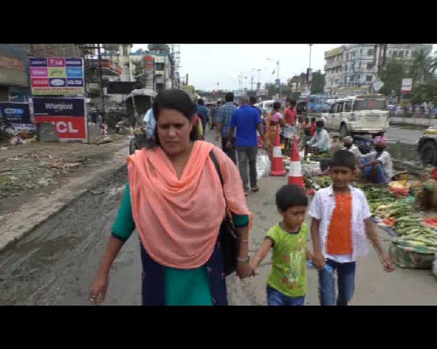 এদিকে রাস্তায় নিউজ ১৮ বাংলার ক্যামেরার সামনে ধরা পড়লেন মাস্ক বিহীন মহিলা। জিজ্ঞাসা করতে দ্রুত হেঁটে এড়িয়ে গেলেন, নিরুত্তর মহিলাকে দেখে মনে হল যেন কোনো প্রশ্নই কানে গেল না। এদিকে রাস্তায় নিউজ ১৮ বাংলার ক্যামেরার সামনে ধরা পড়লেন মাস্ক বিহীন মহিলা। জিজ্ঞাসা করতে দ্রুত হেঁটে এড়িয়ে গেলেন, নিরুত্তর মহিলাকে দেখে মনে হল যেন কোনো প্রশ্নই কানে গেল না।