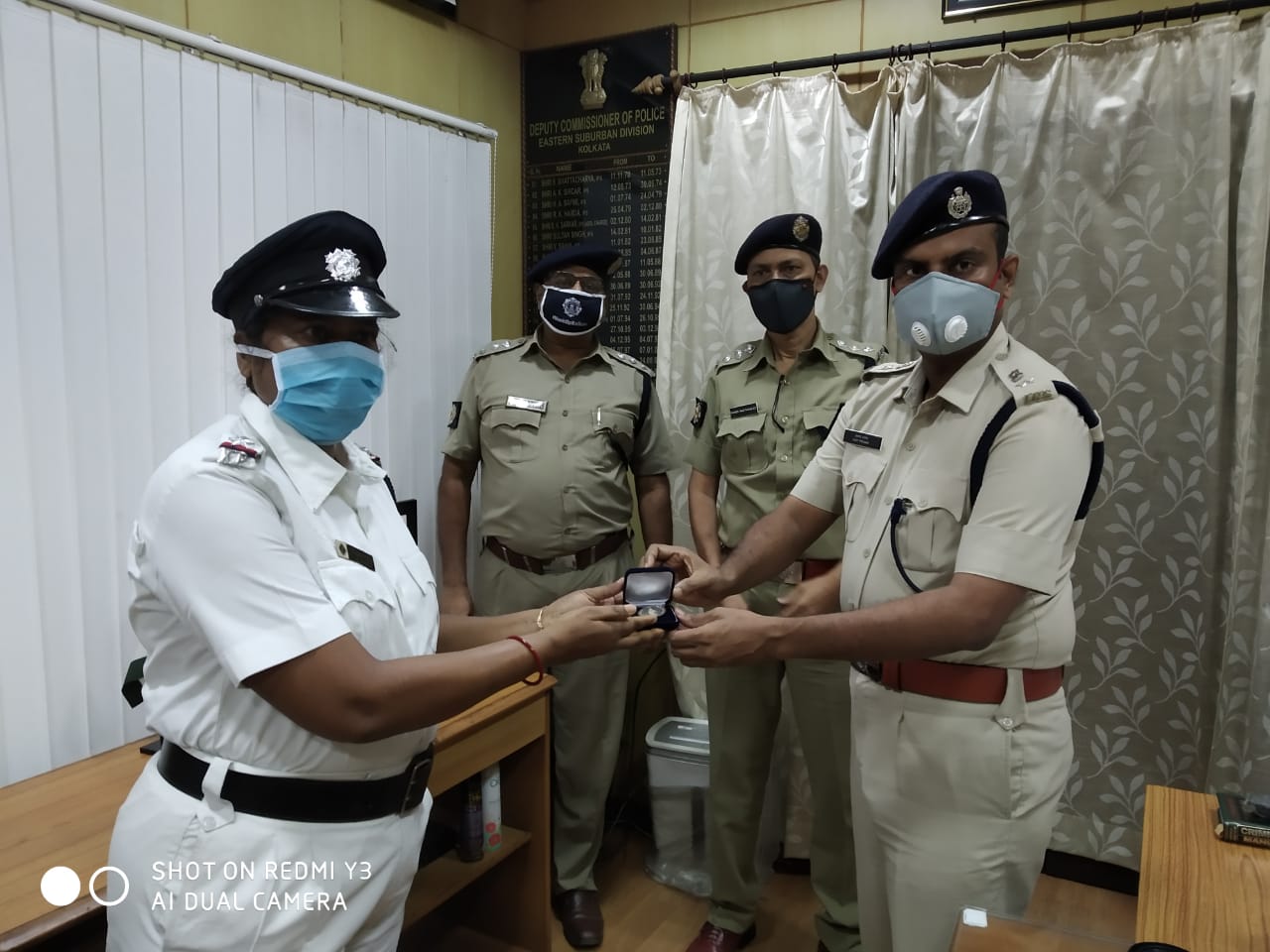 *শনিবার কলকাতা পুলিশের ইএসডি ডিভিশনে কর্মরত যাঁরা করোনা আক্রান্ত হয়েছিলেন, তাঁদের ফিরে আসার পর ব্যাচ দিয়ে সম্বর্ধনা জানান হল। ৬ জন করোনা যোদ্ধাকে দেওয়া হল ব্যাচ। এ দিন থানার ওসি থেকে কনস্টেবল মোট ছ'জনের হাতে করোনা যোদ্ধা ব্যাচ তুলে দেন ইএসডি ডিভিশনের ডেপুটি কমিশনার অজয় প্রসাদ। তিনি জানান, করোনাকে হারিয়ে এই ছ'জন কাজে যোগ দিয়েছেন। তাঁদের মনোবল বৃদ্ধি করার জন্য এই পদক্ষেপ। *শনিবার কলকাতা পুলিশের ইএসডি ডিভিশনে কর্মরত যাঁরা করোনা আক্রান্ত হয়েছিলেন, তাঁদের ফিরে আসার পর ব্যাচ দিয়ে সম্বর্ধনা জানান হল। ৬ জন করোনা যোদ্ধাকে দেওয়া হল ব্যাচ। এ দিন থানার ওসি থেকে কনস্টেবল মোট ছ'জনের হাতে করোনা যোদ্ধা ব্যাচ তুলে দেন ইএসডি ডিভিশনের ডেপুটি কমিশনার অজয় প্রসাদ। তিনি জানান, করোনাকে হারিয়ে এই ছ'জন কাজে যোগ দিয়েছেন। তাঁদের মনোবল বৃদ্ধি করার জন্য এই পদক্ষেপ।