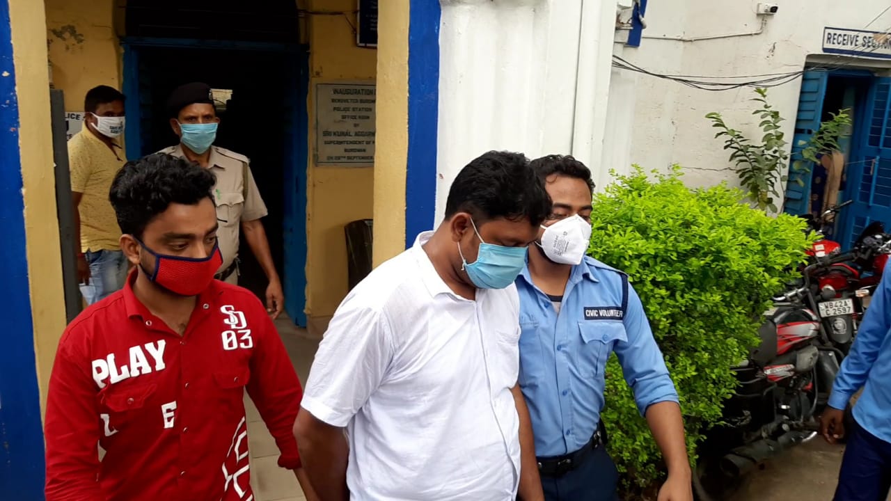বর্ধমান থানার পুলিশ অবশ্য জানিয়েছে, আগ্নেয়াস্ত্রটির লাইসেন্স রয়েছে ওই ব্যক্তির নামে। সাংবাদিকের মিথ্যে পরিচয় দিয়ে লকডাউন ভাঙার অভিযোগে তাঁকে গ্রেফতার করা হয়।বর্ধমান থানার পুলিশ সূত্রে জানা গিয়েছে, ধৃত ব্যক্তি আসলে একজন ঠিকাদার। পুলিশি জেরায় সেই কথা তিনি স্বীকার করেছেন। তিনি ঠিকাদারি কাজে চুঁচুড়ায় হুগলি জেলা পরিষদে যাচ্ছিলেন। পথে বর্ধমান শহরে আটক হন তিনি। সাংবাদিকের মিথ্যে পরিচয় দেওয়ার অভিযোগে তাকে গ্রেফতার করা হয়েছে। বাড়তি সুবিধা পাওয়ার জন্যই তিনি স্থানীয় সংবাদ মাধ্যমের কার্ড সঙ্গে রেখেছিলেন অভিযুক্ত। ওই ব্যক্তি সে কথা স্বীকার করেছেন বলে দাবি পুলিশের। বর্ধমান থানার পুলিশ অবশ্য জানিয়েছে, আগ্নেয়াস্ত্রটির লাইসেন্স রয়েছে ওই ব্যক্তির নামে। সাংবাদিকের মিথ্যে পরিচয় দিয়ে লকডাউন ভাঙার অভিযোগে তাঁকে গ্রেফতার করা হয়।বর্ধমান থানার পুলিশ সূত্রে জানা গিয়েছে, ধৃত ব্যক্তি আসলে একজন ঠিকাদার। পুলিশি জেরায় সেই কথা তিনি স্বীকার করেছেন। তিনি ঠিকাদারি কাজে চুঁচুড়ায় হুগলি জেলা পরিষদে যাচ্ছিলেন। পথে বর্ধমান শহরে আটক হন তিনি। সাংবাদিকের মিথ্যে পরিচয় দেওয়ার অভিযোগে তাকে গ্রেফতার করা হয়েছে। বাড়তি সুবিধা পাওয়ার জন্যই তিনি স্থানীয় সংবাদ মাধ্যমের কার্ড সঙ্গে রেখেছিলেন অভিযুক্ত। ওই ব্যক্তি সে কথা স্বীকার করেছেন বলে দাবি পুলিশের।