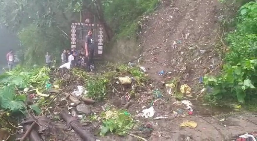 বৃষ্টির জেরে আজ ধস সরানোর কাজও বাধাপ্রাপ্ত হয়। তবে ঘটনাস্থলে পৌঁছয় পূর্ত দফতরের পদস্থ ইঞ্জিনিয়ার ও কর্মীরা। বৃষ্টি কমলে ধস সরানোর প্রক্রিয়া শুরু হবে। কালিম্পংয়েও একটি গ্রামে ধসের জেরে চারটি বাড়ি ক্ষতিগ্রস্থ হয়েছে। আবহাওয়ার পূর্বাভাস অনুযায়ী অতি ভারী বৃষ্টির সম্ভাবনা রয়েছে পাহাড়ে। আর তাই আতঙ্কে ঘুম ছুটেছে পাহাড়বাসীর। এদিকে ধস মোকাবিলার জন্য তৈরি জেলা বিপর্যয় মোকাবিলা দফতর। তৈরি জিটিএও। পাহাড়ের চার মহকুমা এবং ৮ ব্লকে ডিজাস্টার সেল খুলেছে জিটিএ। বৃষ্টির জেরে আজ ধস সরানোর কাজও বাধাপ্রাপ্ত হয়। তবে ঘটনাস্থলে পৌঁছয় পূর্ত দফতরের পদস্থ ইঞ্জিনিয়ার ও কর্মীরা। বৃষ্টি কমলে ধস সরানোর প্রক্রিয়া শুরু হবে। কালিম্পংয়েও একটি গ্রামে ধসের জেরে চারটি বাড়ি ক্ষতিগ্রস্থ হয়েছে। আবহাওয়ার পূর্বাভাস অনুযায়ী অতি ভারী বৃষ্টির সম্ভাবনা রয়েছে পাহাড়ে। আর তাই আতঙ্কে ঘুম ছুটেছে পাহাড়বাসীর। এদিকে ধস মোকাবিলার জন্য তৈরি জেলা বিপর্যয় মোকাবিলা দফতর। তৈরি জিটিএও। পাহাড়ের চার মহকুমা এবং ৮ ব্লকে ডিজাস্টার সেল খুলেছে জিটিএ।